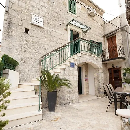 Stone Garden Escape With Jacuzzi *