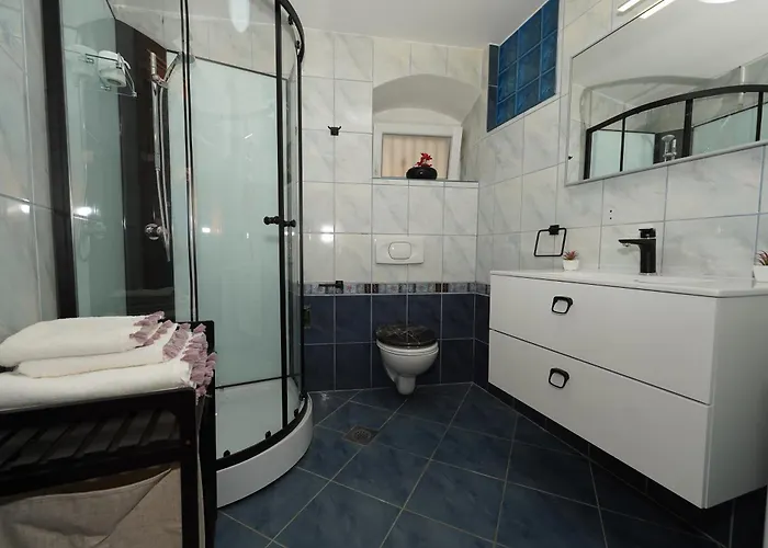 Stone Garden Escape With Jacuzzi 빌라