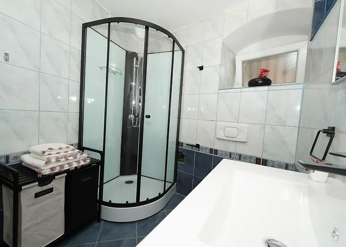 Stone Garden Escape With Jacuzzi 빌라