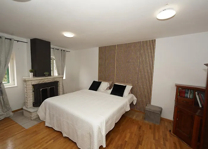 Stone Garden Escape With Jacuzzi 빌라 *