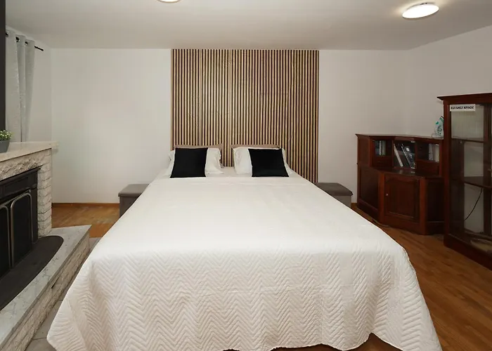 Stone Garden Escape With Jacuzzi 빌라