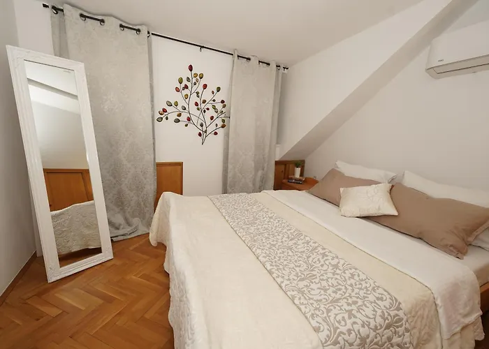 Stone Garden Escape With Jacuzzi 빌라 스플리트