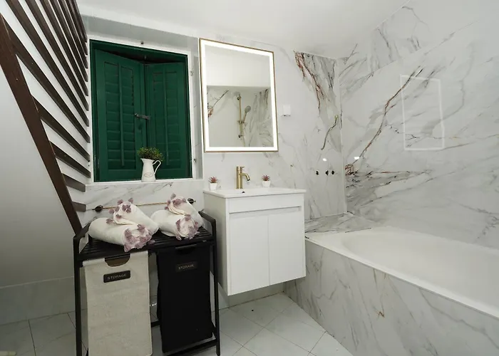 빌라 Stone Garden Escape With Jacuzzi