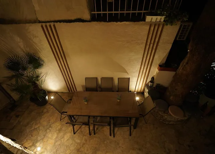 빌라 Stone Garden Escape With Jacuzzi *