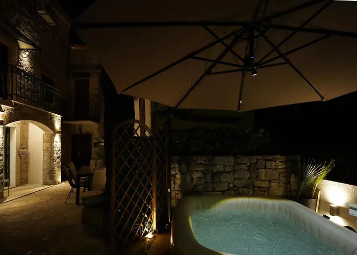 빌라 Stone Garden Escape With Jacuzzi